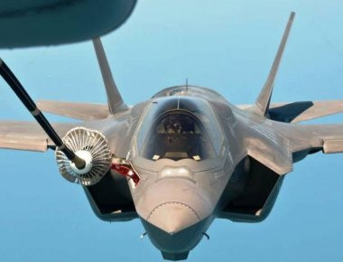 F-35B των Αμερικανών Πεζοναυτών ανεφοδιάζεται από KC130J (Βίντεο)